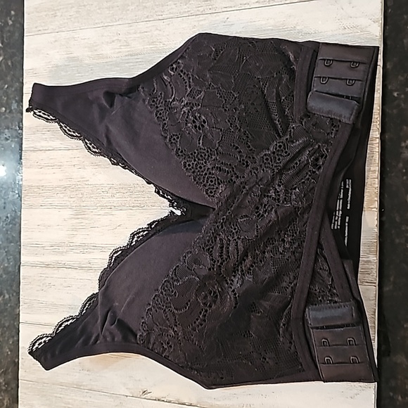 CaraMia Intimates & Sleepwear Caramia Bra With Criss Cross Comfort